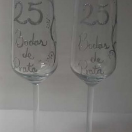06351141-25A – CONJ. 2 COPOS FLUTES PINTADOS 25 ANOS BODAS PRATA